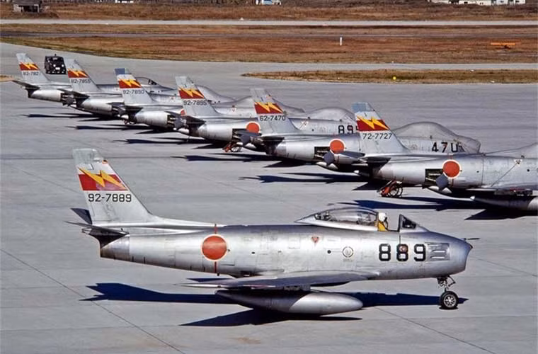 Sau Chiến tranh Thế giới thứ hai, Lực lượng Phòng vệ trên không Nhật Bản (JASDF) chủ yếu sử dụng các loại máy bay chiến đấu Mỹ. Một trong những mẫu chiến đấu cơ chủ lực mà Nhật Bản trang bị số lượng rất lớn là tiêm kích đánh chặn F-86 Sabre.