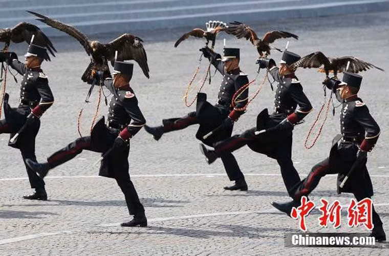 Một nhóm binh sĩ Mexico diễu hành với những chú ưng trên tay.