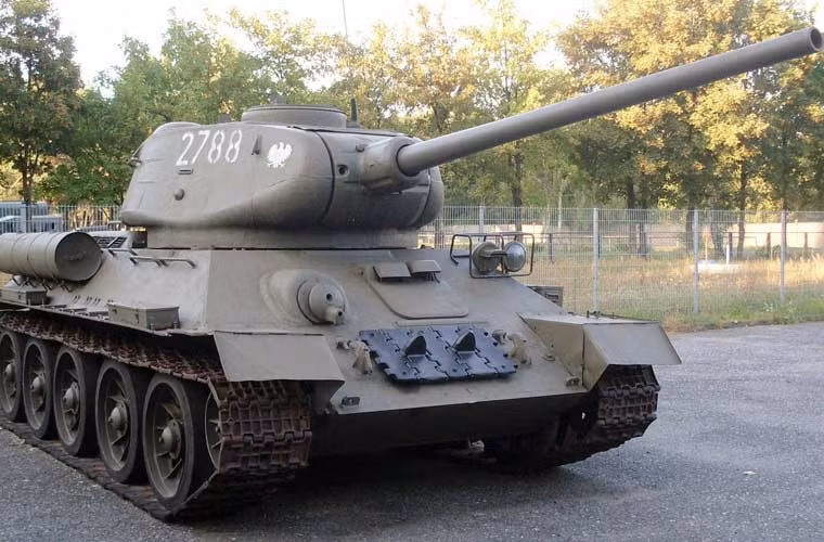 Huyền thoại tăng hạng trung T-34-85 được bán với giá 44.531 USD (tương đương 968 triệu VNĐ).