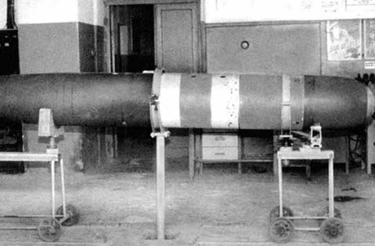 Bên trong khoang vũ khí có thể chứa 1-2 quả ngư lôi săn ngầm cỡ 450mm AT-1/AT-1M đạt tầm bắn 10km, lắp đầu nổ 90kg, tốc độ hành trình 28-30 hải lý/h xuyên sâu xuống mặt nước 20-200m. Trực thăng có thể thả AT-1 ở độ cao 20m tới 500m.