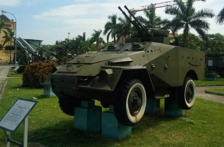 Trong kháng chiến chống Mỹ, ngoài pháo phòng không xe kéo, Việt Nam còn nhận được các hệ thống phòng không tự hành có tính cơ động cao, có thể đi kèm đội hình thiết giáp hành quân, chống máy bay địch. Một trong những hệ thống phòng không tự hành đầu tiên mà Việt Nam nhận được từ Liên Xô là kiểu AM. Ảnh: Pháo phòng không tự hành AM trưng bày tại Bảo tàng Phòng không – Không quân.