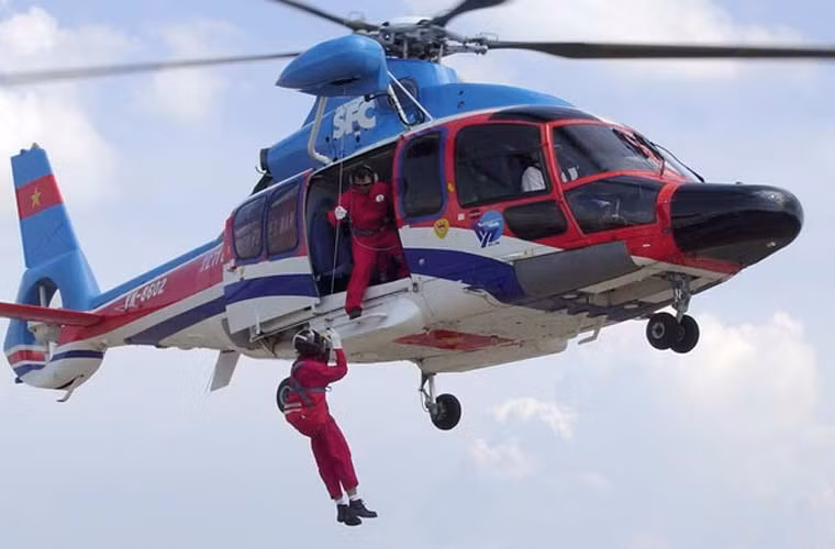Ảnh: trực thăng EC-155 tham gia hoạt động huấn luyện cứu hộ cứu nạn.