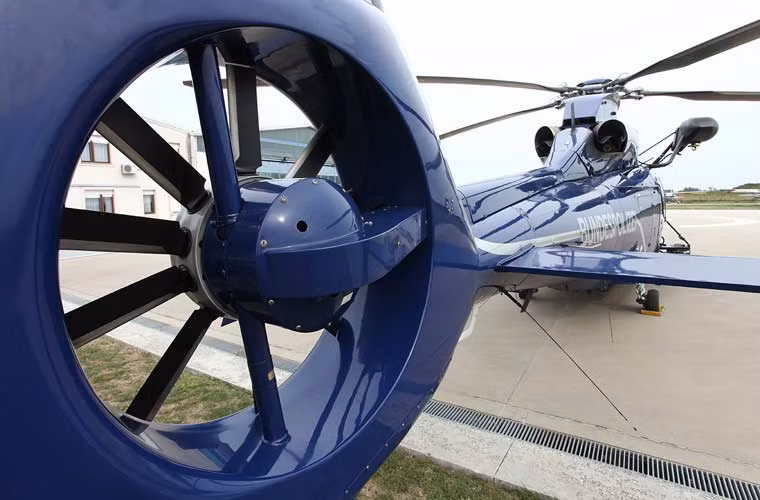 Mẫu EC-155 mà Pháp xuất khẩu cho Việt Nam dùng động cơ Turbomeca Ariel 2C2 được tối ưu hóa cho các điều kiện thời tiết khắc nghiệt và được trang bị đầy đủ với Bộ điều khiển động cơ kỹ thuật số (FADEC) để tăng tính năng an toàn trong các chuyến bay. Ảnh: Cận cảnh cánh quạt đuôi kiểu Fenestron trên EC-155.