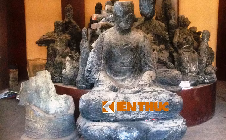 Những pho tượng Phật bị cháy ra tro giờ nằm trơ trội trong một gốc ở chùa Hội Sơn.