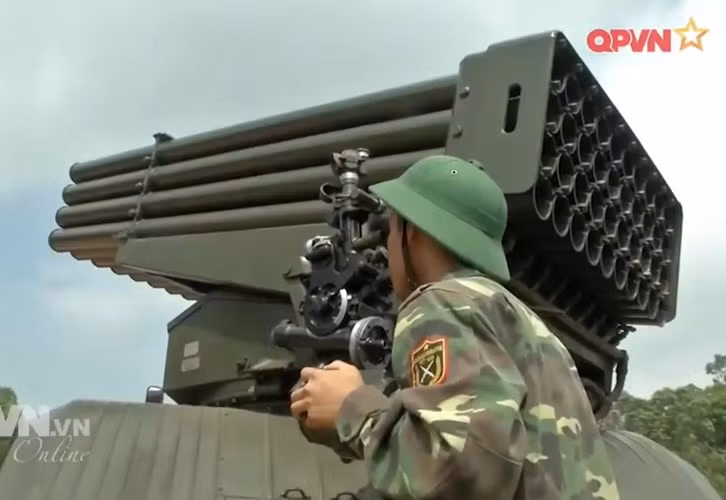 Tuy nhiên, được ra đời theo công nghệ những năm 1960 của thế kỷ trước, BM-21 Grad cũng bộc lộ không ít nhược điểm trong tác chiến chiến tranh hiện đại. Chính vì vậy, Tổng cục Kỹ thuật đã chỉ đạo các cơ quan ban ngành thực hiện hàng loạt biện pháp nâng cấp, hiện đại hóa. Đến nay đã thu được nhiều kết quả khả quan. Nguồn ảnh: QPVN