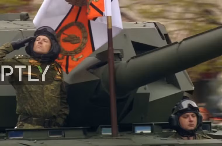 Một trong những công nghệ cách mạng nổi bật trên T-14 Armata là việc toàn bộ kíp lái 3 người ngồi trong một capsule bọc thép (dày tương đương 900mm thép) tách biệt hoàn toàn với tháp pháo. Còn tháp pháo được vận hành hoàn toàn tự động, với thiết bị nạp đạn tự động có tốc độ 10-12 phát/phút. Khẩu pháo chính 2A82-1M 125mm có thể xuyên giáp dày 1.000mm sau ERA với đạn xuyên Vacuum-1, cự ly bắn 2km. Hoặc nó có thể bắn được các loại tên lửa chống tăng xa 5km. Nguồn ảnh: RT