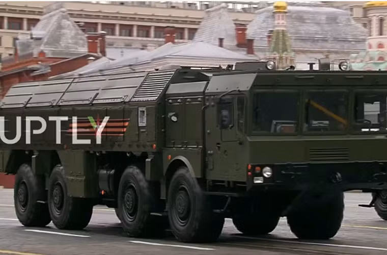 Tuy Iskander-M chỉ có tầm bắn khoảng 400km, nhưng nó lại có thể mang đầu đạn hạt nhân với độ chính xác tấn công gần như tuyệt đối. Bên cạnh đó, Iskander-M rất khó đánh chặn bằng các tổ hợp phòng thủ tên lửa hiện có của NATO bởi loại đầu đạn của nó tối ưu hóa nhiều biện pháp đánh trả, thậm chí cơ động vòng tránh. Nguồn ảnh: RT