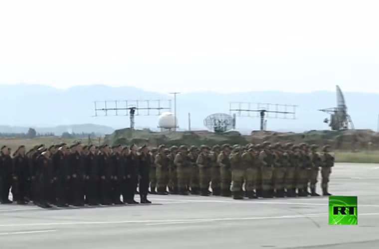 Có khoảng vài trăm binh sĩ tham gia cuộc duyệt binh ở Syria. Nguồn ảnh: RT