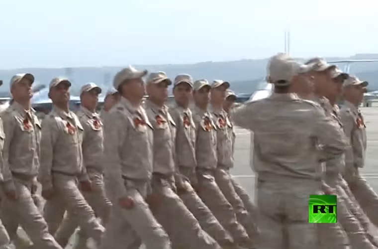 Diễu duyệt binh ở Hmeymim cũng gồm 2 phần: Diễu binh và Duyệt binh (có vũ khí). Nguồn ảnh: RT