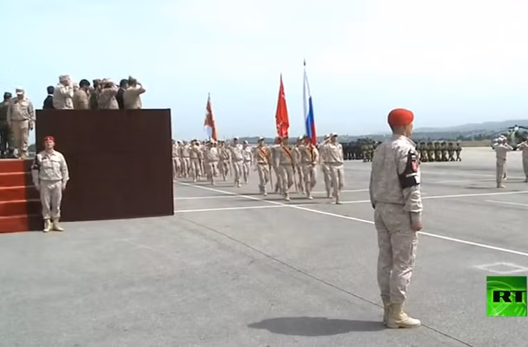 Khối rước quốc kỳ Liên bang Nga và Liên bang Xô Viết diễu qua lễ đài. Nguồn ảnh: RT