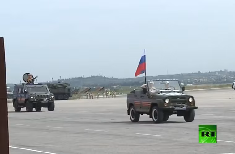 Xe UAZ-469 cắm quốc kỳ Liên bang Nga dẫn đầu đội hình cơ giới đi qua lễ đài duyệt binh. Nguồn ảnh: RT
