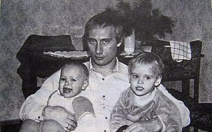 Ông bố trẻ Putin trông hai con gái.