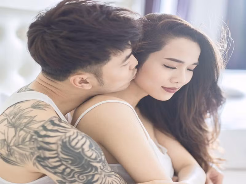 Ưng Hoàng Phúc và Kim Cương nảy sinh tình cảm dành cho nhau sau khi quay MV chung. “Trong MV, tôi đóng vai người yêu anh Phúc nên cả hai có những cử chỉ rất thân mật như: nắm tay, ôm nhau… Nói thật là tôi cũng thích”, Kim Cương chia sẻ trên Vietnamnet.