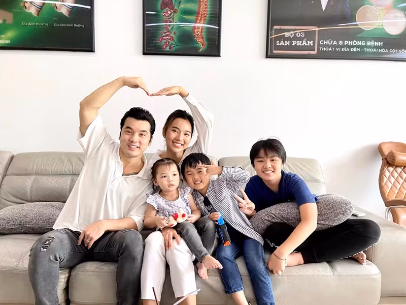 Ưng Hoàng Phúc được xem là ông bố dượng chiều chuộng con riêng của vợ bậc nhất. Theo Ưng Hoàng Phúc, anh và con trai của Kim Cương - bé Hưng Phát rất hợp nhau. Bé Hưng Phát quấn bố dượng, luôn hỏi ý Ưng Hoàng Phúc về chuyện học tập, bạn bè. Khi có thêm con, nam ca sĩ dành thời gian để nói chuyện với bé Hưng Phát để tránh tình trạng con lớn ghen tỵ với con nhỏ.