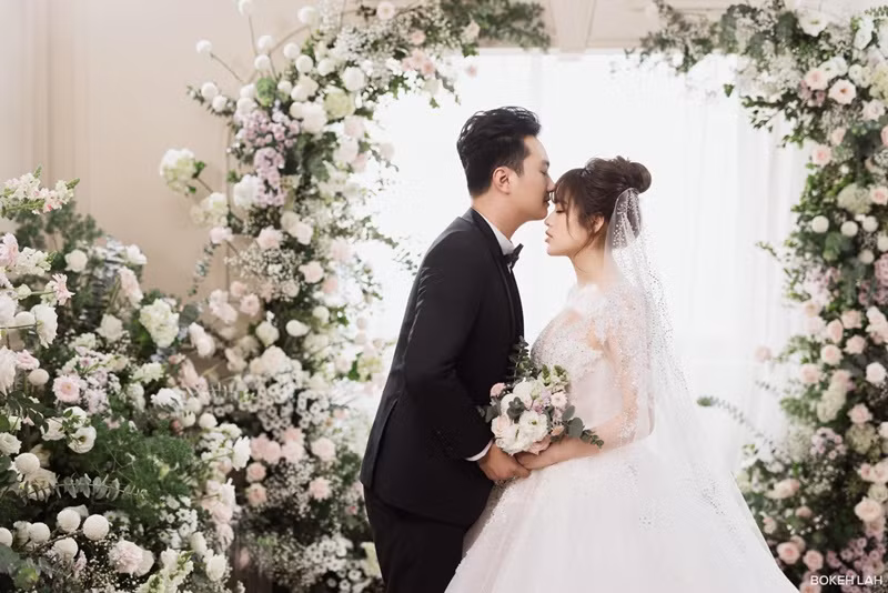 Bà xã Anh Tuấn chia sẻ, thời gian đầu, cô và Anh Tuấn có nhiều bất đồng vì khoảng cách 11 tuổi. Tuy nhiên, nam diễn viên phim Phố trong làng luôn cố gắng vun đắp và cân bằng giữa tình cảm với công việc để cô không bị thiệt thòi.