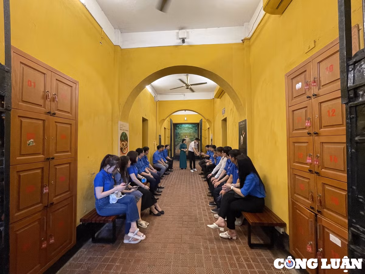 Không gian bên trong sảnh chính tại nhà tù Hỏa Lò. Tại đây, du khách nếu đi theo đoàn sẽ được phát tai nghe thuyết minh cùng với hướng dẫn viên thuyết minh đi cùng để thuyết minh giới thiệu từng gian ngục - nơi giam giữ các chiến sĩ cộng sản Việt Nam bị thực dân Pháp áp bức, bóc lột và hành quyết dã man.
