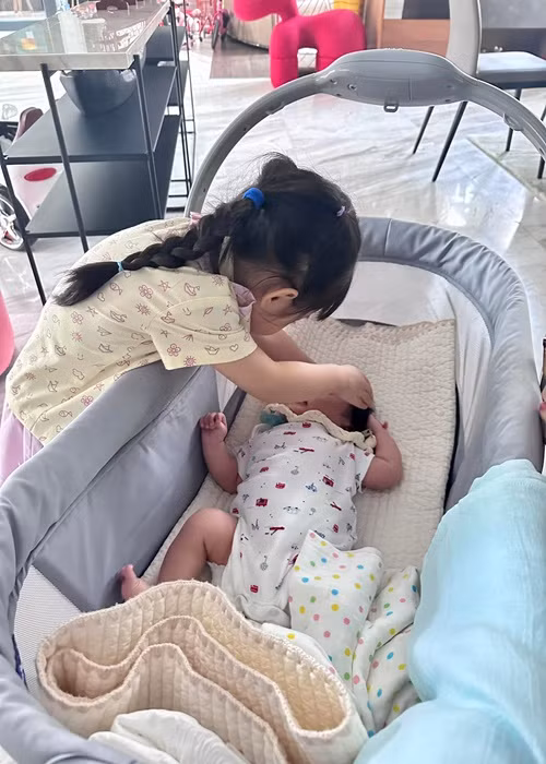 Con gái Đàm Thu Trang cưng chiều em trai Con gai Dam Thu Trang cung chieu em trai