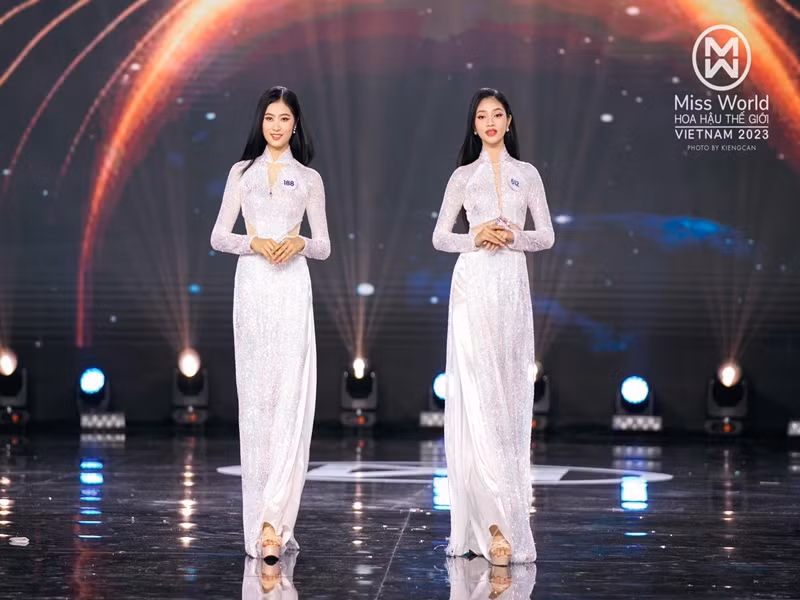 Đối với Hồng Trang, Miss World Vietnam không chỉ là một cuộc thi mà là một môi trường để cô phát triển hoàn thiện bản thân. Người đẹp đến từ Quảng Ninh còn chia sẻ: "Từng là một người tự ti về nhiều mặt trong đó có ngoại hình, nhiều người bất ngờ khi chưa bao giờ thấy Trang mặc bikini mà giờ lại có thể đứng trên sân khấu đi catwalk với bikini. Trang nhận ra một điều rằng nếu bạn không thử bạn sẽ không thể biết mình tới đâu". Ảnh: FBNV.
