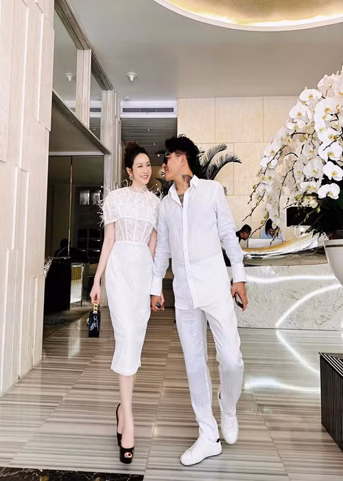 Trong một cuộc phỏng vấn Tuấn Hưng cho biết, vợ kiếm tiền giỏi hơn anh nhưng anh vẫn là trụ cột gia đình.