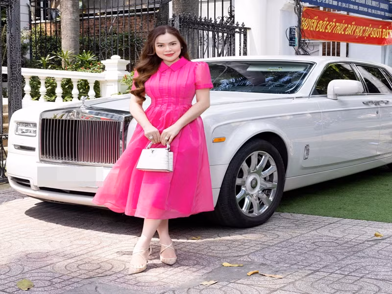 Phương Lê sinh năm 1979, đến từ Trà Vinh. Cô là doanh nhân từng đoạt một số danh hiệu như Á hậu 1 cuộc thi Hoa hậu Doanh nhân thế giới người Việt tại Mỹ 2016, Hoa hậu Quý bà Hòa bình Thế giới 2017. Ảnh: FBNV.