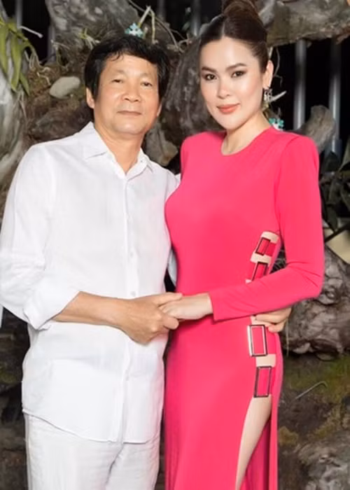 Đến năm 2022, Phương Lê xác nhận thông tin ly hôn. Người đẹp chia tay chồng đại gia sau 13 năm gắn bó. Theo Phương Lê, cả hai không có tiếng nói chung trong công việc nên ly hôn. Bà mẹ 3 con khẳng định, hôn nhân của cô không có người thứ ba xuất hiện. Ảnh: FBNV.