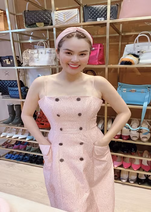 Phương Lê có cuộc sống giàu sang. Cô sở hữu khoảng 25 chiếc túi thương hiệu Hermes với đủ các loại. Bà mẹ ba con còn gây chú ý khi đeo 2 chiếc nhẫn kim cương xa xỉ trong đó có chiếc trị giá 20 tỷ đồng. Ảnh: FBNV.