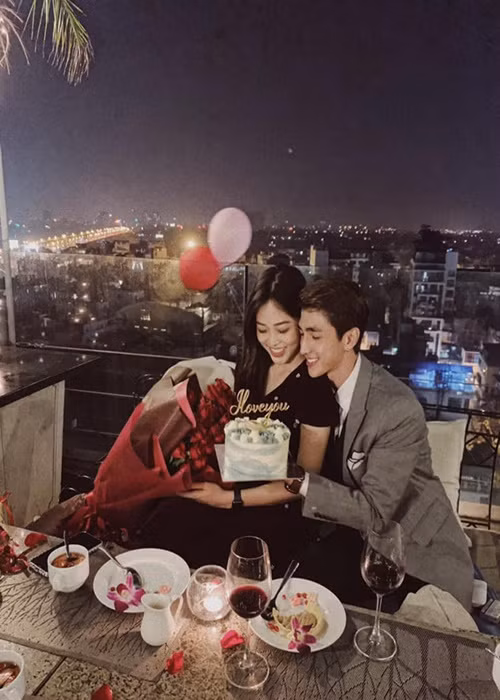 Bình An cho biết, việc Phương Nga thành Á hậu 1 Hoa hậu Việt Nam 2018 đã làm cuộc sống anh thay đổi khá nhiều. “Cái thay đổi buồn cười nhất đó là trước khi Phương Nga trở thành á hậu, ra đường tôi mang khẩu trang còn cô ấy thì không. Nhưng bây giờ mọi thứ lại ngược lại”, anh nói. Ảnh: Gia Đình và Xã Hội.