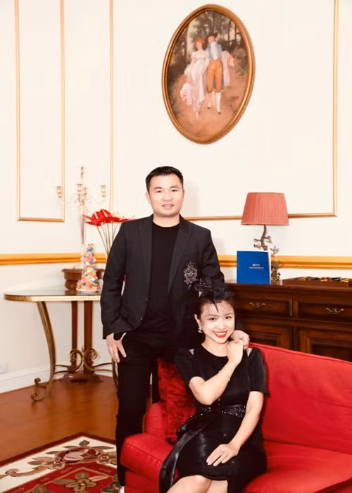 Gần đây, nhắc đến người bạn đời, Vân Hugo cho biết, cô yêu anh vì anh có một trái tim rất nhân hậu, ấm áp và tốt bụng. "Tôi thấy anh ấy xứng đáng để mình ở bên cạnh và cùng đồng hành với anh", nữ MC chia sẻ.