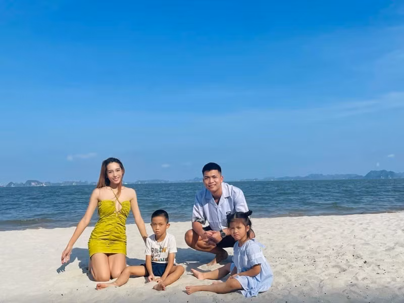Trong cuộc phỏng vấn với Zing, Emily chia sẻ, cô không có ý định giấu giếm chuyện có con đầu lòng. Tuy nhiên, không lâu sau đó thì cô sinh con thứ hai. Khi hai con cứng cáp, vợ chồng Emily quyết định công khai.