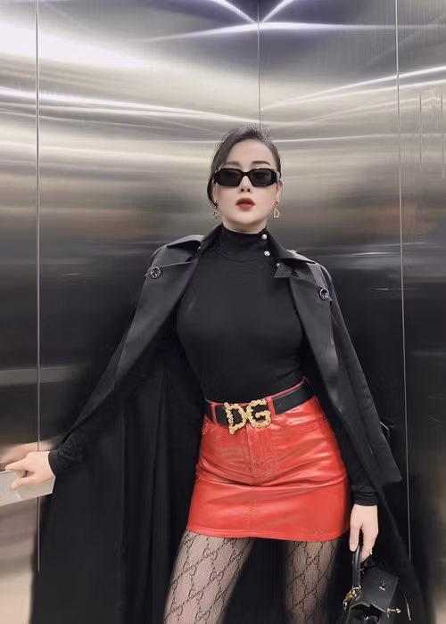 Phương Oanh diện cả "cây đồ hiệu". Cô dùng kính Prada, túi Kelly của Hermes, tất Gucci, thắt lưng Dolce &amp; Gabbana. Ảnh: FBNV.