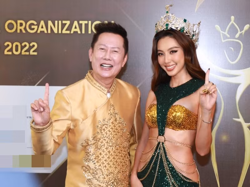 Tiền Phong dẫn lời ông Nawat: “Thùy Tiên một cô gái cực kỳ tuyệt vời, rất khó có thể tìm ra một Miss Grand International như Tiên không chỉ ở Việt Nam mà còn trên thế giới. Đây là một cô gái cực kỳ chuyên nghiệp, luôn đúng giờ, biết cách làm việc và luôn tập luyện, nỗ lực không ngừng. Chính điều đó càng khẳng định cô gái này hoàn toàn xứng đáng sở hữu vương miện Miss Grand International”. Ảnh: Tiền Phong.