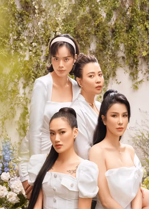 Nhóm của Đàm Thu Trang tự tin đọ sắc bên nhau. Ảnh: Phụ Nữ Việt Nam.