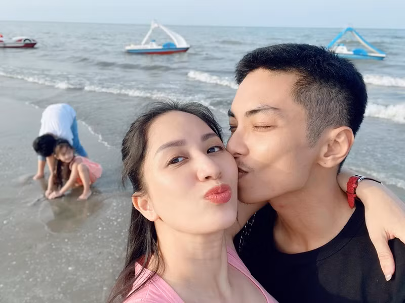 Khánh Thi mang bầu lần 3 sau khi đã có đủ nếp, đủ tẻ.