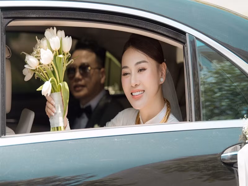 Phương Oanh được ông xã đón bằng xe sang. Ảnh: Vietnamnet.
