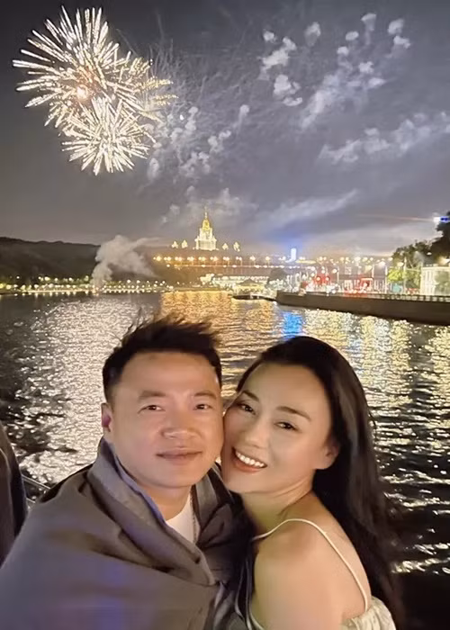 Phương Oanh từng muốn buông tay nhưng nhìn Shark Bình mất mát, tổn thương nhiều hơn, cô quyết định cùng anh đương đầu với sóng gió. “Nếu buông, chứng tỏ tôi chỉ biết nghĩ cho mình”, cô trải lòng. Ảnh: Người Lao Động.