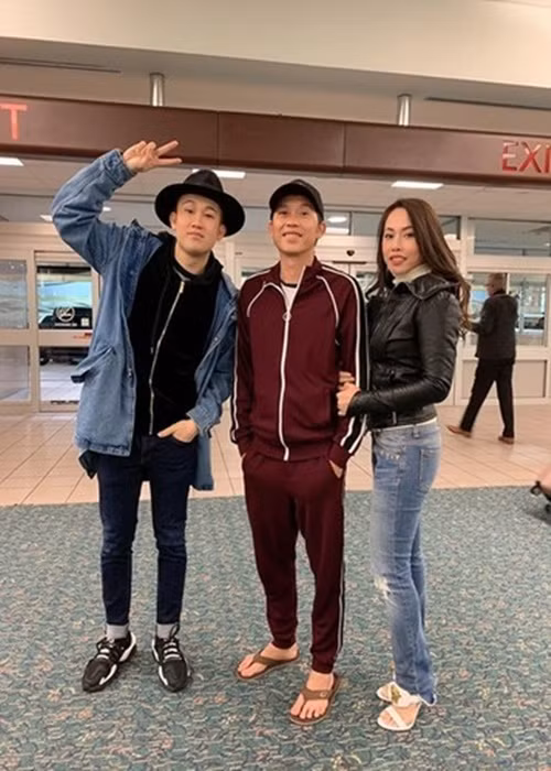 Hoài Linh từng không ủng hộ Phương Trang và Dương Triệu Vũ theo nghiệp hát. Phương Trang chia sẻ trên Zing: “Anh Hoài Linh không nhiệt tình giúp tôi và Vũ vì anh không thích em đi theo nghề này. Anh sợ em mình khổ, một mình anh bầm dập là đủ rồi”. Tới nay, Hoài Linh thoải mái để cả hai em phát triển sự nghiệp. Ảnh: Dân Việt.