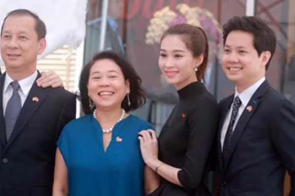 Hoa hậu Thu Thảo cũng dành tình cảm ngưỡng mộ cho mẹ chồng.