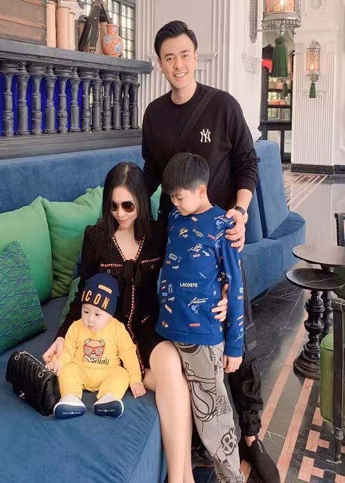 Tuấn Tú chia sẻ, anh không ngại xin lỗi vợ trước mỗi khi xảy ra vấn đề mâu thuẫn.