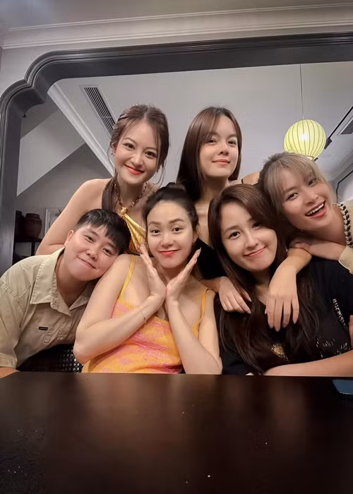 Mai Phương Thúy, Phạm Quỳnh Anh, Đông Nhi, Thùy Anh đến thăm bà bầu Minh Hằng.