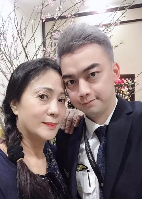 Suốt những năm Hà Duy học phổ thông, nữ nghệ sĩ khá vất vả rèn giũa con. Đến khi Hà Duy vào học Trường CĐ Nghệ thuật Hà Nội, NSƯT Hương Dung mới không còn phải nhắc nhở và canh chừng con nữa. Ảnh: Người Đưa Tin.