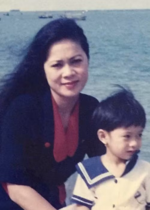 Theo Gia Đình và Xã Hội năm 2018, nghệ sĩ Hương Dung nghỉ hưu năm 39 tuổi sau thời gian công tác tại Đoàn kịch Công an. NSƯT Hương Dung cho biết, cô muốn tập trung nuôi dạy các con cũng như kinh doanh để kinh tế gia đình ổn định. Ảnh: Gia Đình và Xã Hội.