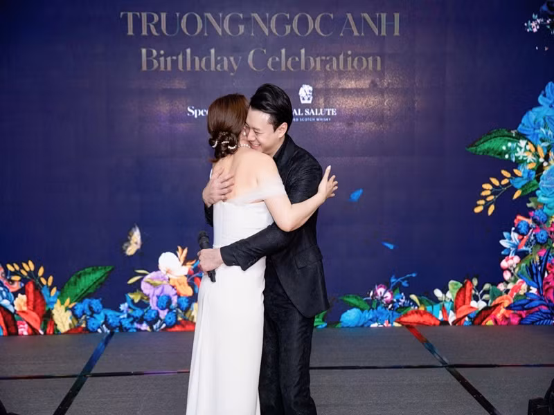 Cả hai công khai dành cho nhau những cái ôm nhẹ nhàng, ấm áp. Ảnh: VOV.
