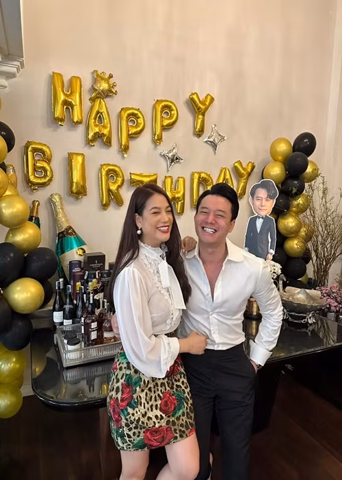 Trương Ngọc Ánh và tình trẻ chưa từng công khai hôn nhau. Tuy nhiên, cặp đôi này vẫn ngọt ngào đến phát ghen chỉ với những cái nắm tay, tựa vai, ôm. Ảnh: FBNV.