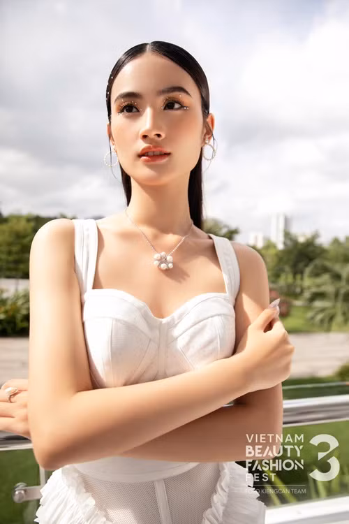 Người đẹp sinh năm 2002 chia sẻ trên Vietnamnet, cô từng rất buồn và tự ti vì chiều cao nổi bật, bị bạn bè trêu đùa, xa lánh, phải luôn cố gắng gù lưng cho bằng mọi người. Ảnh: FBNV.