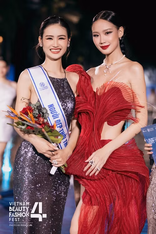 Ban giám khảo đánh giá cao trong phần thể hiện kỹ năng catwalk trên sàn runway của Ý Nhi. Ảnh: Sen Vàng.