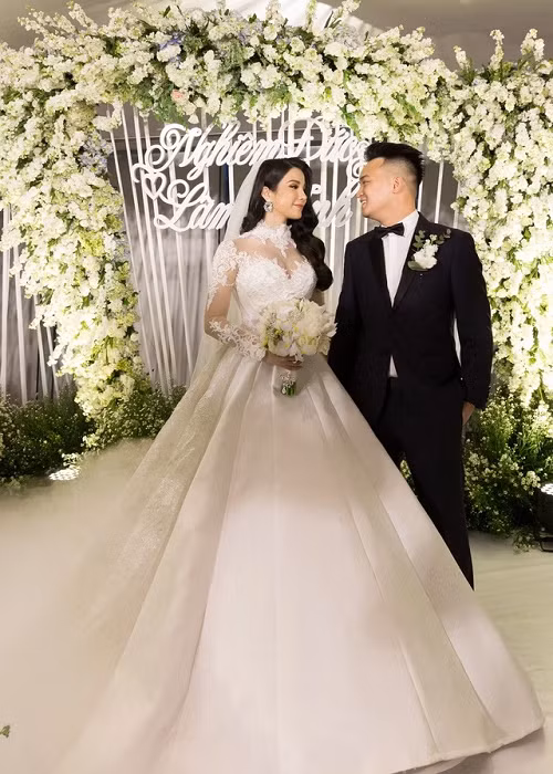 Tháng 5/2018, Diệp Lâm Anh có đám cưới tiền tỷ. Theo Dân Trí, Đức Phạm đã chi hơn 1 tỷ đồng để mua hoa tươi trang trí tiệc cưới. Ảnh: Dân Trí.