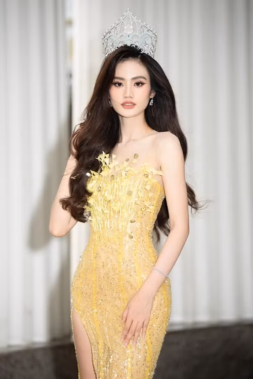 Người đẹp chia sẻ thêm: “Tôi nghĩ tình yêu sẽ là động lực để bạn trai thay đổi vì tôi. Chứ không phải vì tôi mong muốn mà bạn trai làm điều đó. Nếu bạn trai ít hoặc không thay đổi thì tôi vẫn sẽ ủng hộ và tôn trọng bạn. Tôi nghĩ đây là một vấn đề mà mọi người quan tâm nên hy vọng mọi người đừng đặt nặng lên bạn trai. Bạn là người bình thường thôi, mọi người hãy đặt sự chú ý vào tôi”. Phát ngôn của Ý Nhi gây tranh cãi. Một số cư dân mạng cho rằng nàng hậu có phần xem nhẹ bạn trai. Ảnh: Fanpage.