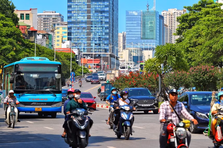 Bạn Nguyễn Tùng Anh, sinh viên Trường ĐH Luật chia sẻ, tại dải phân cách giữa đường Nguyễn Chí Thanh có hàng cây hoa tường vi đang độ nở rộ nhìn rất đẹp và xanh mát.