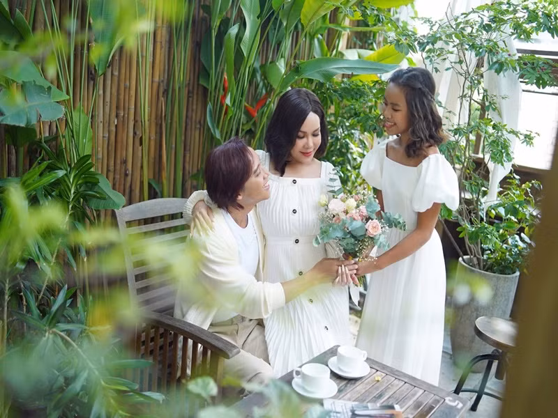 Cặp đôi tận hưởng cuộc sống bình yên, hạnh phúc bên con gái. Ảnh: FBNV.