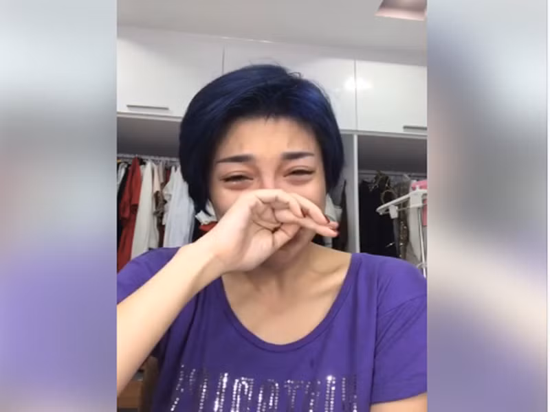 Sau khi trình báo lên trụ sở công an, Pha Lê livestream năn nỉ kẻ giật túi xách cho cô xin lại giấy tờ, hộ chiếu để cô đi Mỹ. Sau đó, vụ việc khiến Pha Lê phải hủy show ở Mỹ. Ảnh: Người Lao Động.